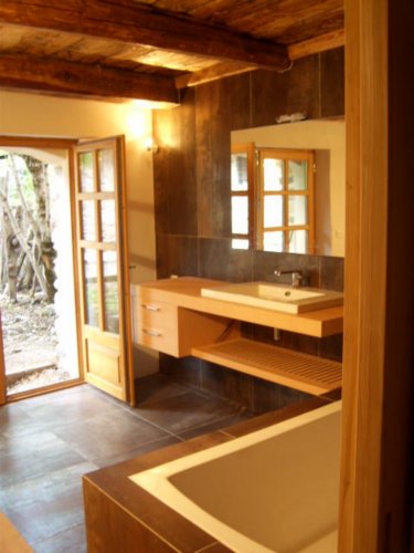 relooker une salle de bain entre bois et carrelage