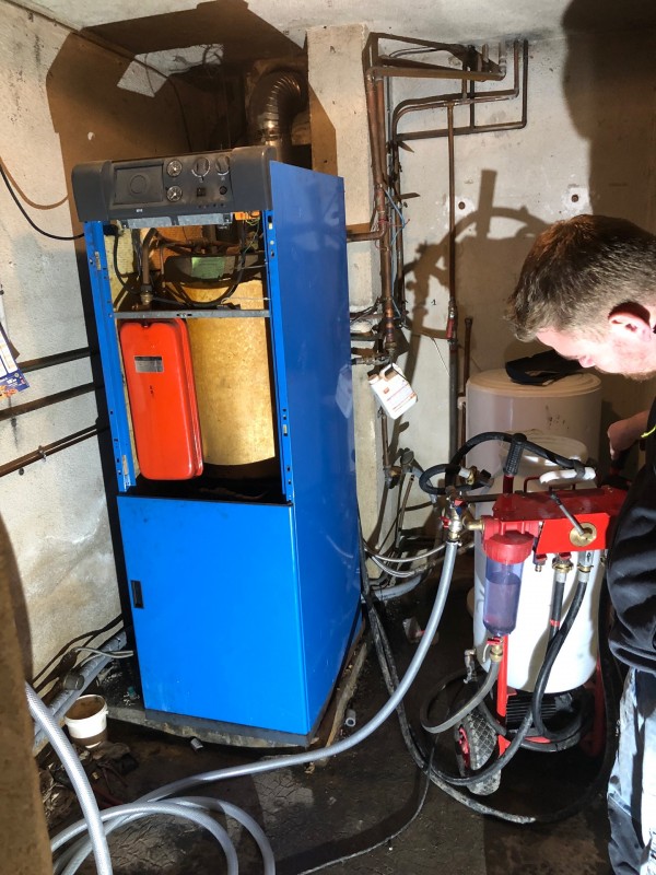 Artisan technicien spécialiste du désembouage à Aix en Provence avant changement de la chaudière par une pompe à chaleur 