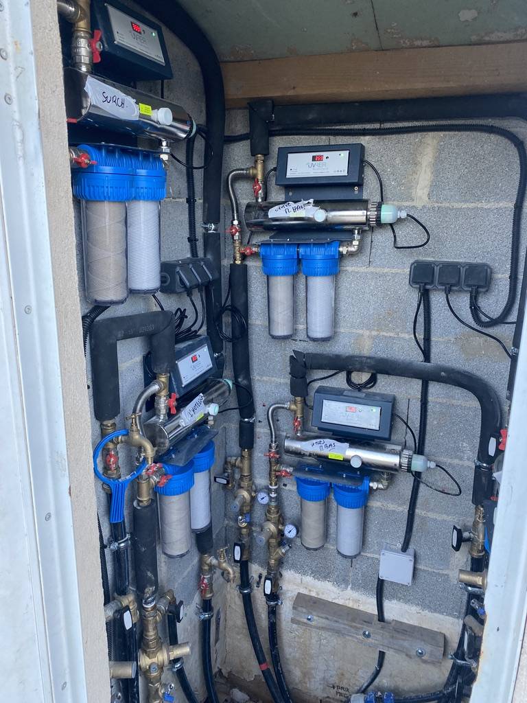 Système de filtration par ultra violets avec filtres