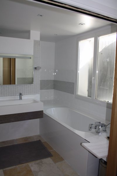 belle baignoire sous une fenêtre