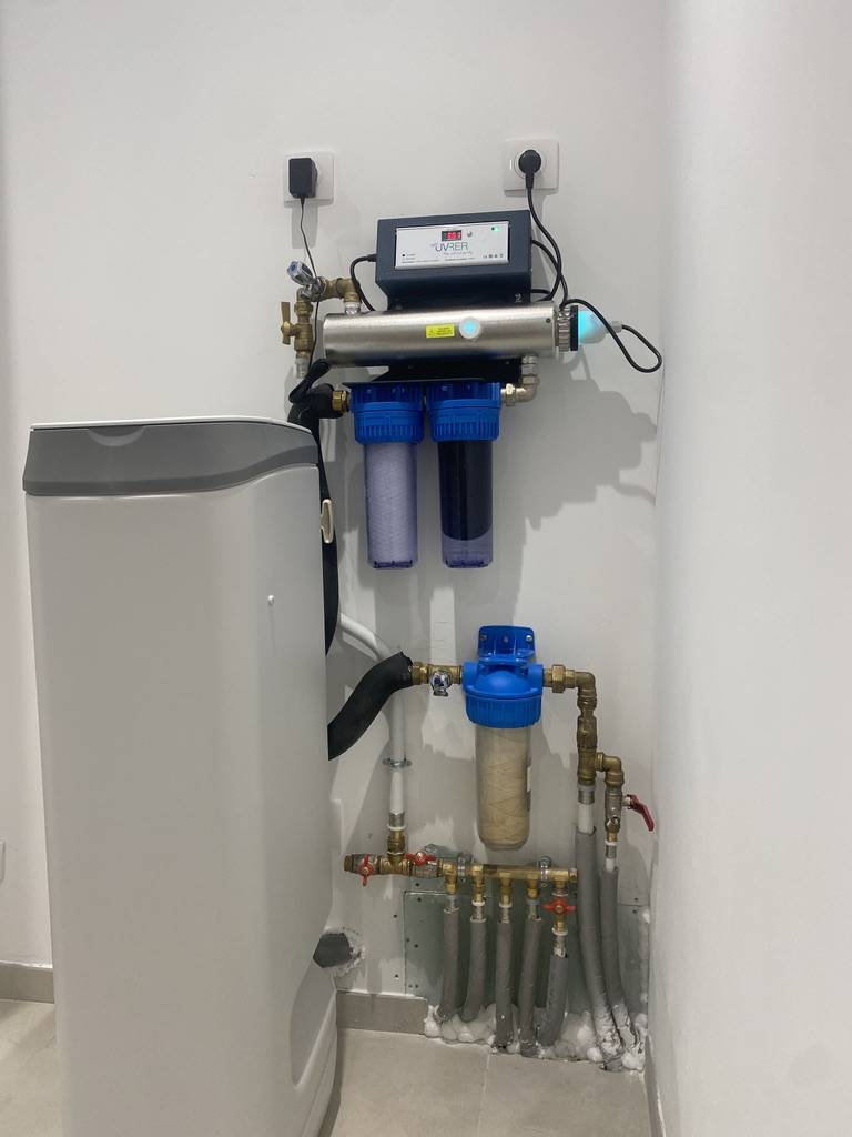 Station traitement de l'eau avec adoucisseur et filtre UV Modul'eau