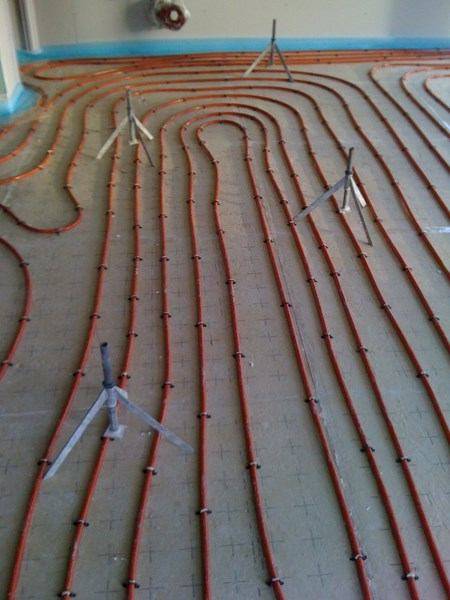 Pose des tubes de plancher par agraphage