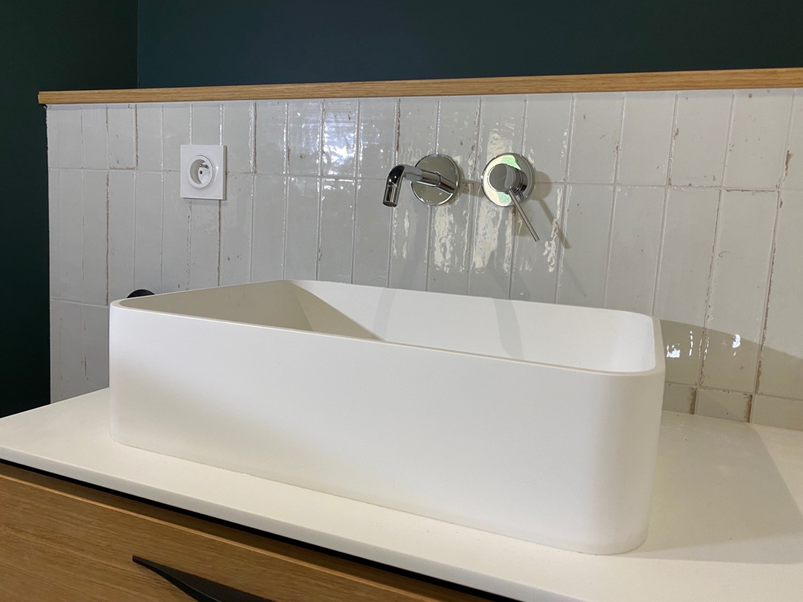 plan de vasque avec robinetterie encastrée