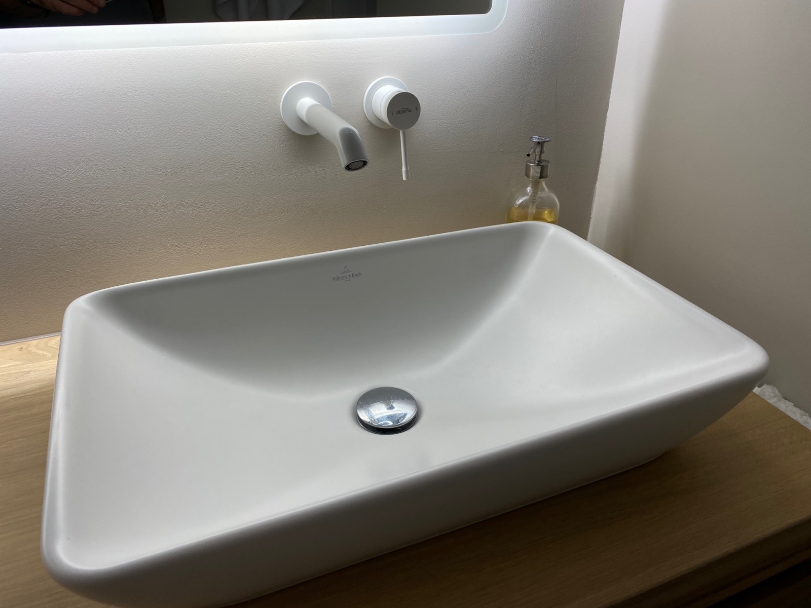 vasque et robinetterie intégrée