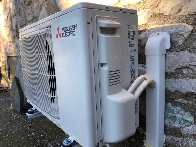 Pose d’une climatisation par un artisan à Eguilles