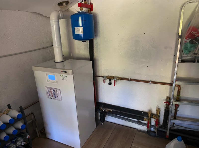 Pose d’une chaudière à gaz de la marque Frisquet par un chauffagiste agréé à Aix en Provence
