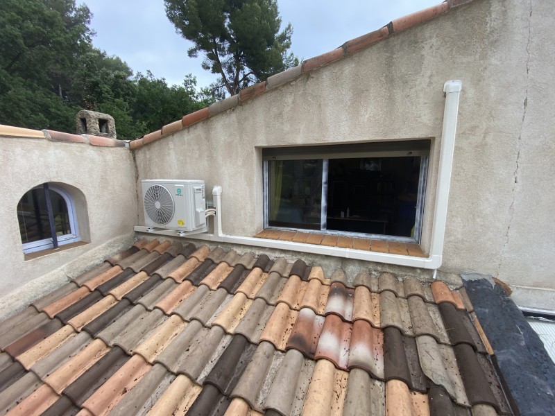 Installateur de climatisation chez les particuliers avec une pose soignée et le sens de l’esthétique