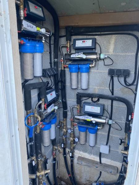 Système de filtration par ultra violets avec filtres