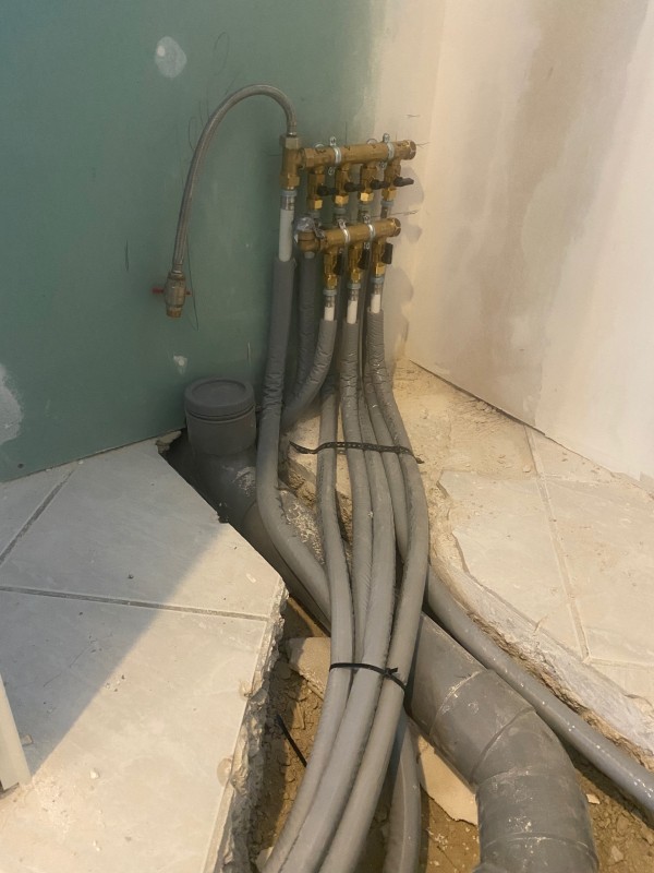 Artisan pour la rénovation d’un réseau de  plomberie avec évacuations et alimentations