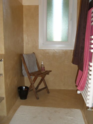 douche maçonnée en béton ciré