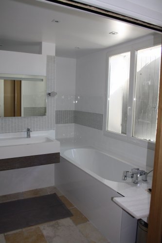 belle baignoire sous une fenêtre