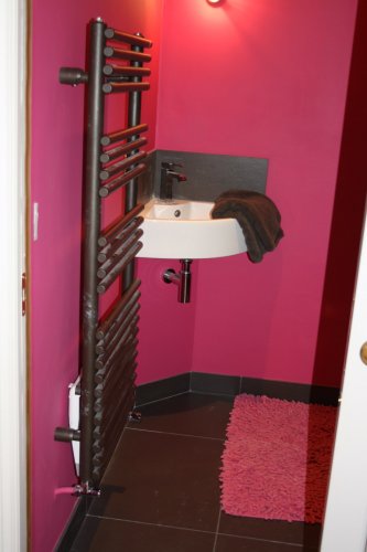 lavabo d'angle et sèche serviette