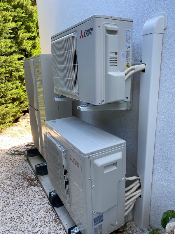 Pose de deux climatisation à Aix en provence sur une villa en complément du plancher chauffant