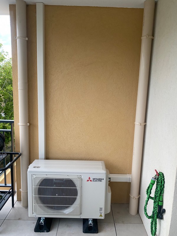 Installateur soigneux de climatisation