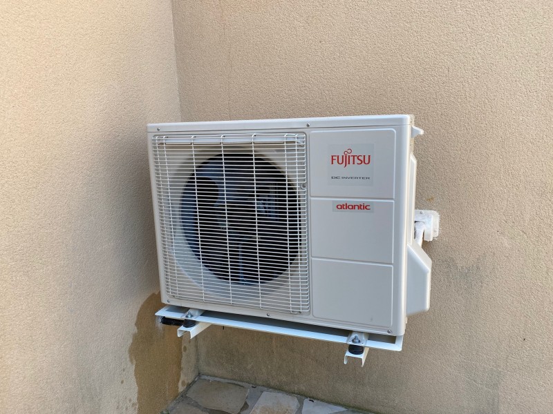 installateur soigneux pour pose d'une pompe à chaleur