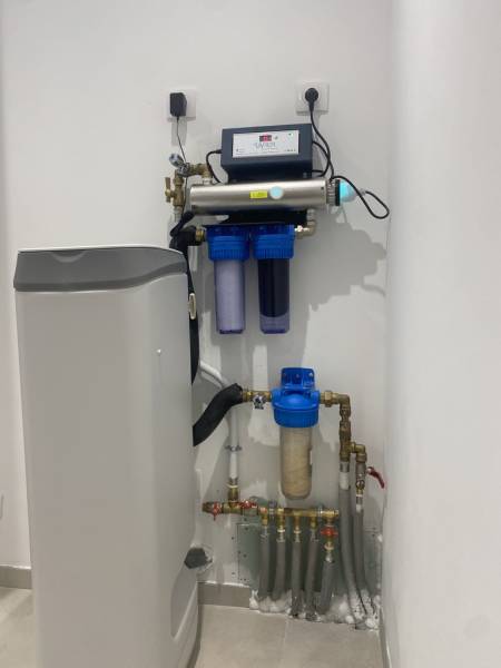 Station traitement de l'eau avec adoucisseur et filtre UV Modul'eau