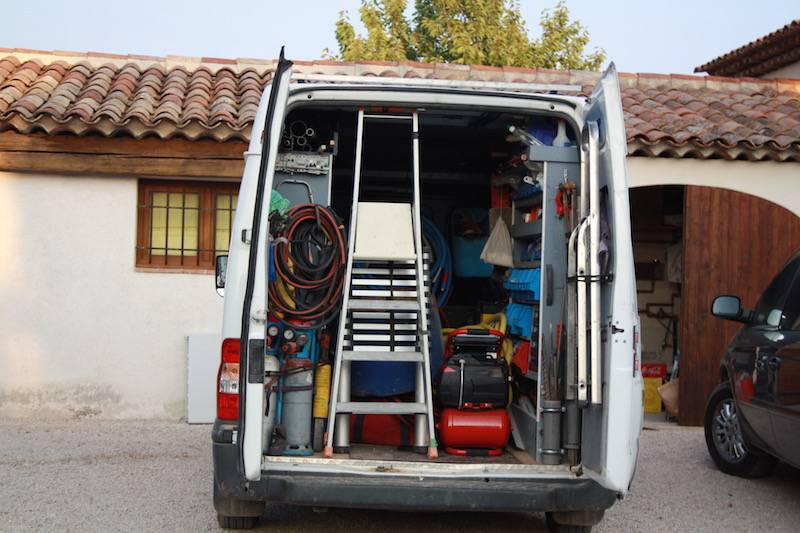 Un camion équipé pour le désembouage