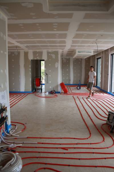 pose d'un plancher chauffant sur dalle par agrafage