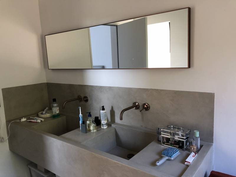 un bac en béton ciré réalisé par christophe GASSIER maçon à Ventabren