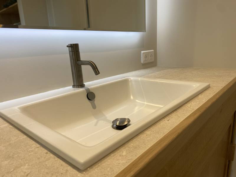 Rénovation complète à Luynes près d’Aix en Provence avec niche en bois et parquet bois