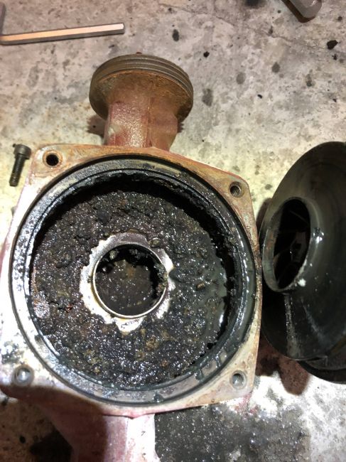 circulateur de chauffage corrodé par les boues