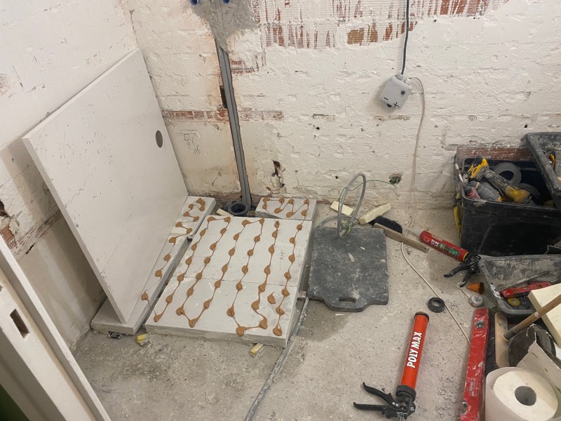 Comment poser un bac à douche ou faire poser un receveur de douche par un plombier à Aix en Provence